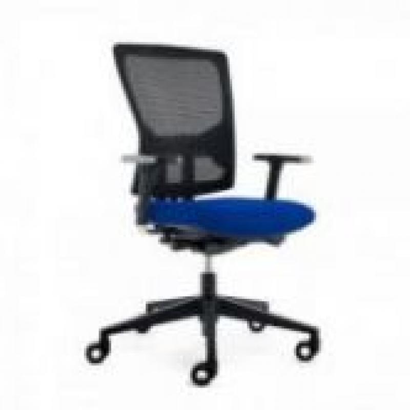 rocada-silla-oficina-rd937-3-asiento-tapizado-azul-respaldo-malla-negra-con-brazos-regulab