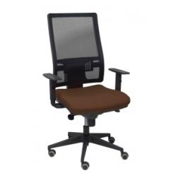 Silla Piqueras Y Crespo Horna Brazos Regulables Mecanismo Sincro Altura Y Apoyo Lumbar Regulable Rueda Parquet Respaldo Malla Negra Transpirable Y Asiento Tapizado Bali Marron Oscuro