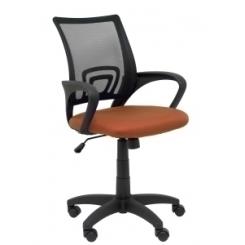 Silla Piqueras Y Crespo Vianos Brazos Fijos Mecanismo Basculante Con Regulador De Presion Elevacion Del Asiento En Altura Ruedas Nylon Respaldo Malla Transpirable Negra Y Tapizado Bali Marron