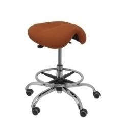 Taburete Piqueras Y Crespo Alatoz Clinico Giratorio Ergomico Mecanismo Basculante Regulable En Altura Con Aro Reposapies Ruedas De Nylon Y Asiento Tapizado Bali Marron
